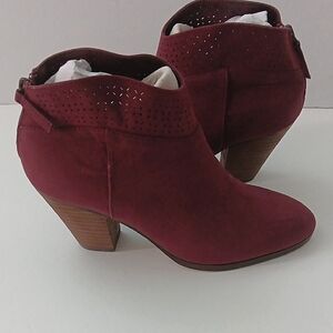 Violet & Red Women's Burgundy Ankle Boots Jackson Lazer Cut Topline Bootie